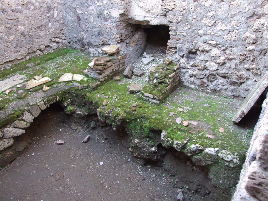 V.1.7 Pompeii. December 2007. Room l (L), looking north-west towards kitchen bench, hearth and chimney. 