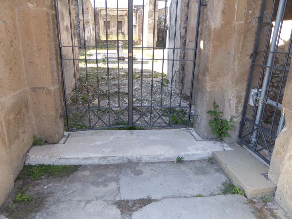 V.1.7 Pompeii. September 2018. Looking north towards doorway thresholds, the doorway to the small room is on the right.
Foto Annette Haug, ERC Grant 681269 DÉCOR.
