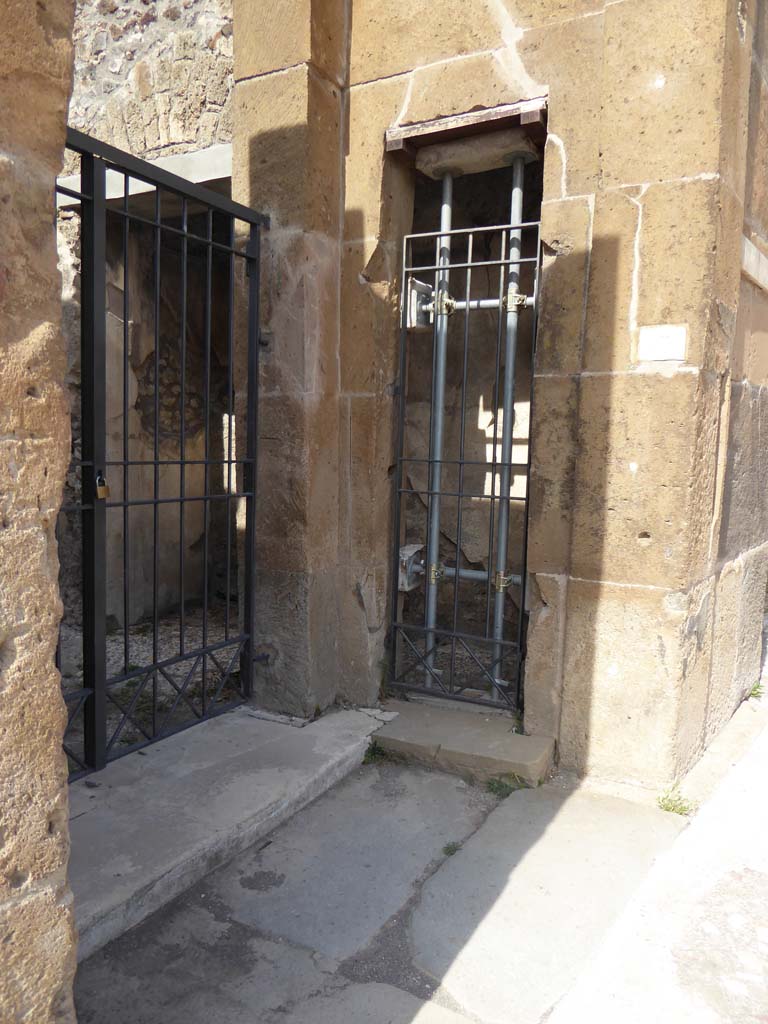 V.1.7 Pompeii. September 2017. 
Looking towards east side of entrance doorway at small doorway, in use when the main doorway was closed.
Foto Annette Haug, ERC Grant 681269 DÉCOR.
