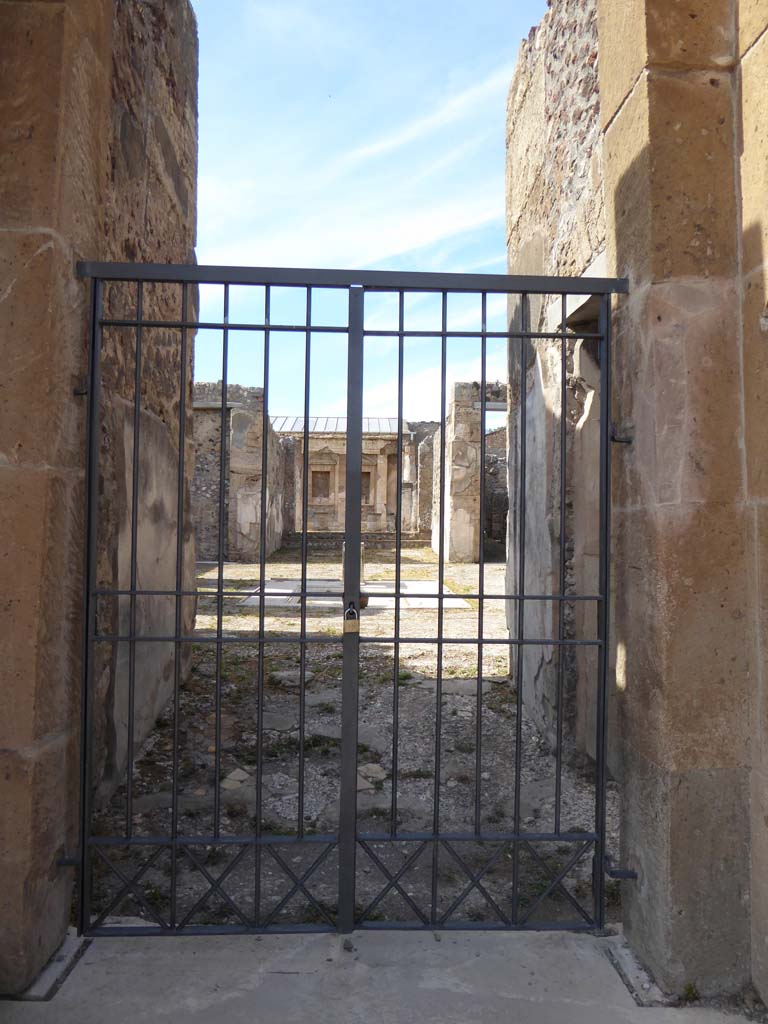 V.1.7 Pompeii. September 2017. Looking north through doorway towards entrance corridor and atrium.
Foto Annette Haug, ERC Grant 681269 DÉCOR.
