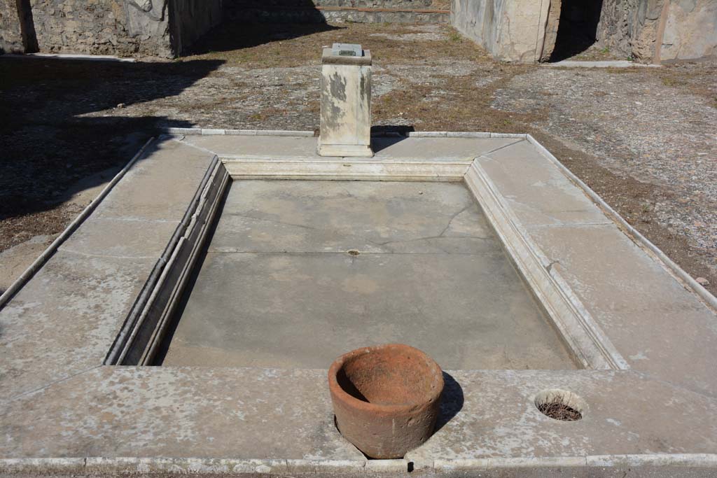 V.1.7 Pompeii. October 2019. Room 1, looking north across impluvium in atrium.
Foto Annette Haug, ERC Grant 681269 DÉCOR.
