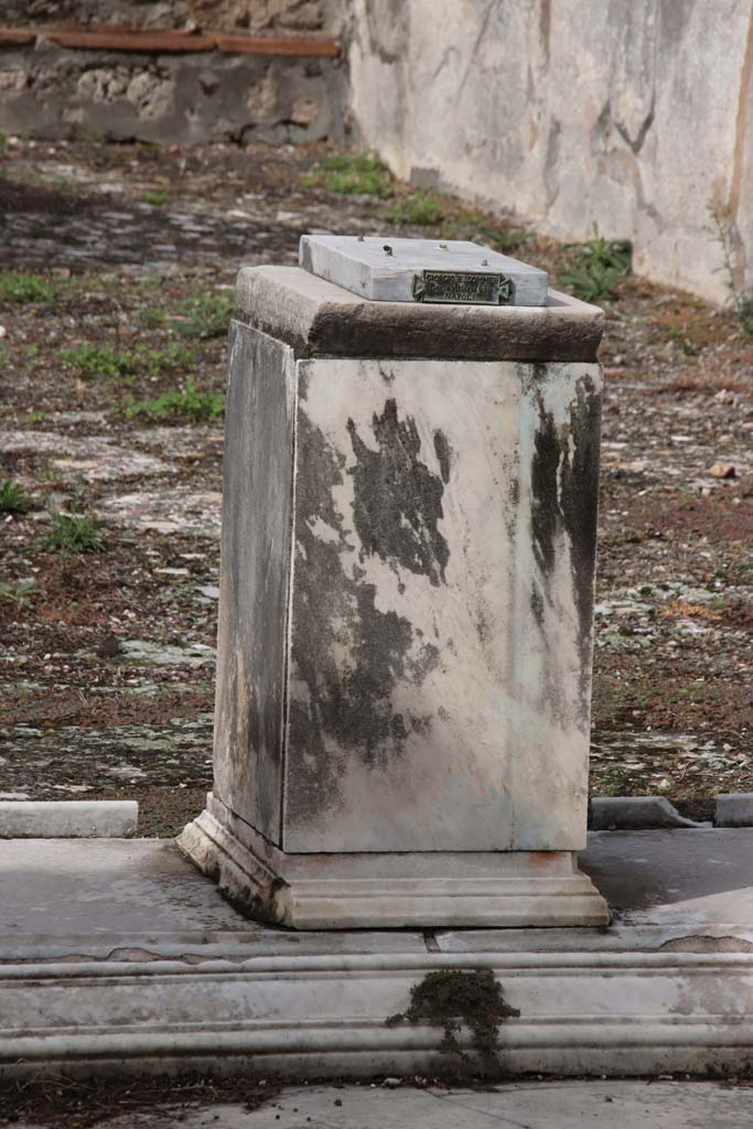 V.1.7 Pompeii. October 2020. Room 1, atrium. Pedestal on marble impluvium. Photo courtesy of Klaus Heese.

