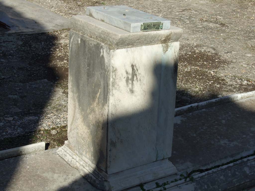 V.1.7 Pompeii. December 2007. Room 1, atrium. Pedestal on marble impluvium.