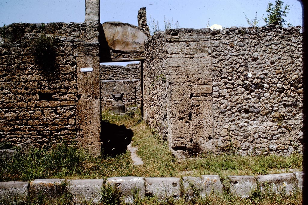 V.3.8 Pompeii. 1964. Looking north to entrance doorway on Via di Nola. Photo by Stanley A. Jashemski.
Source: The Wilhelmina and Stanley A. Jashemski archive in the University of Maryland Library, Special Collections (See collection page) and made available under the Creative Commons Attribution-Non Commercial License v.4. See Licence and use details.
J64f1634