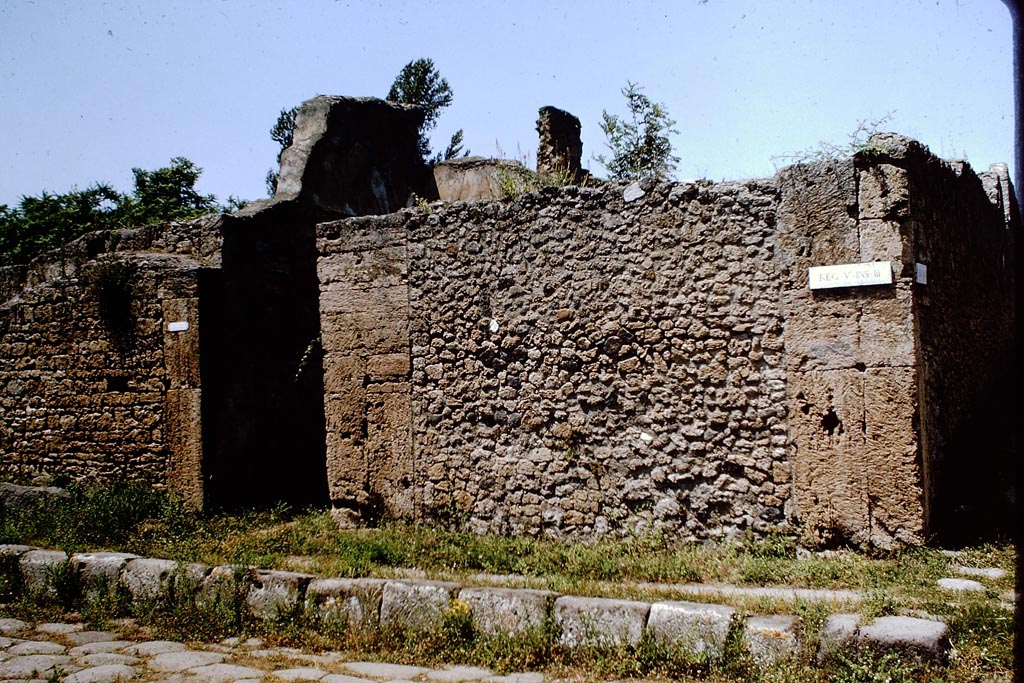 V.3.8 Pompeii. 1964.
Exterior wall on east side of doorway, to junction with Vicolo di M.L. Frontone, on right. Photo by Stanley A. Jashemski.
Source: The Wilhelmina and Stanley A. Jashemski archive in the University of Maryland Library, Special Collections (See collection page) and made available under the Creative Commons Attribution-Non Commercial License v.4. See Licence and use details.
J64f1635