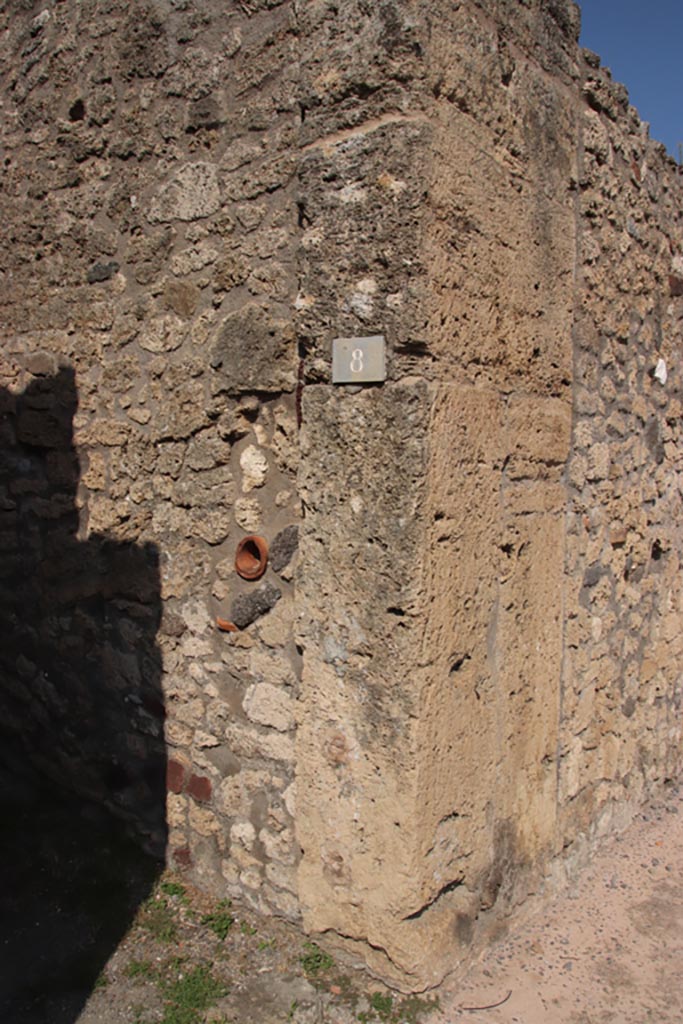 V.3.8 Pompeii. October 2023.
East wall of entrance corridor, with hole for a door-lock. Photo courtesy of Klaus Heese.