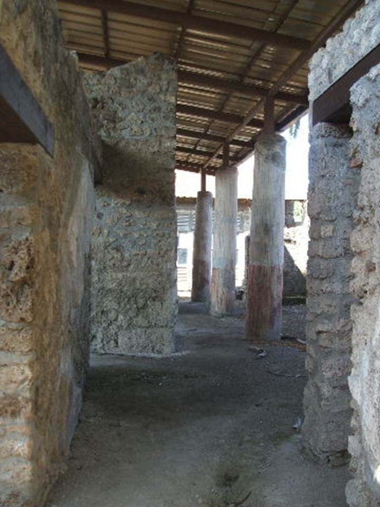 V.4.11 Pompeii. May 2005. Looking west from entrance.