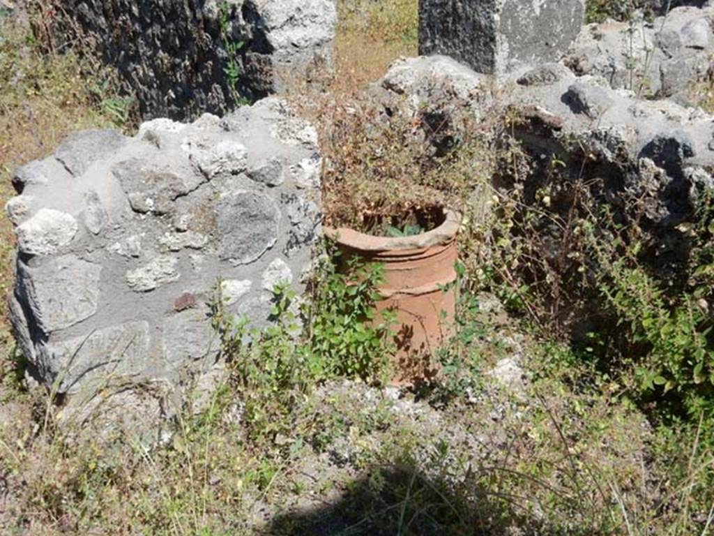 V.4.13 Pompeii. May 2017. Terracotta puteal in garden area. Photo courtesy of Buzz Ferebee.