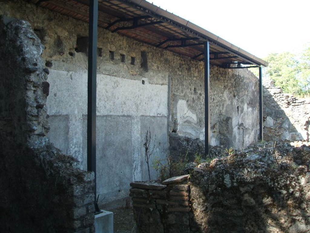 V.4.13 Pompeii.  May 2005. Looking west along south wall, from V.4.12.