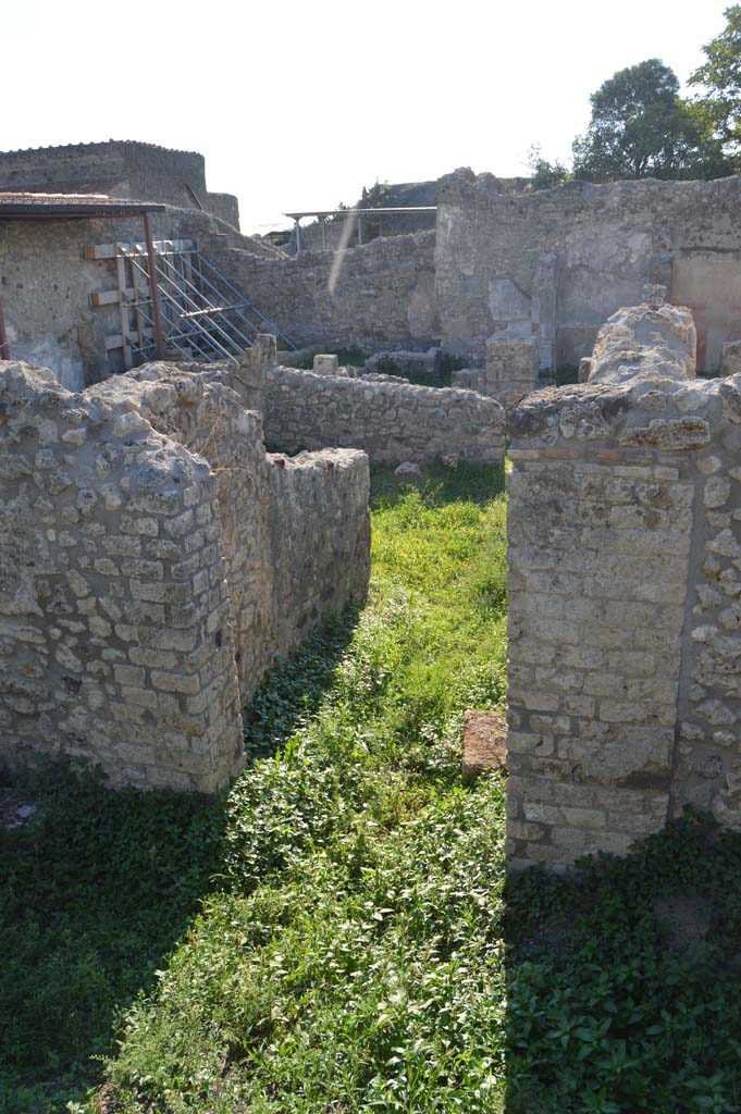 V.4.13 Pompeii. October 2017. Looking south-west from entrance doorway.
Foto Taylor Lauritsen, ERC Grant 681269 DÉCOR.
