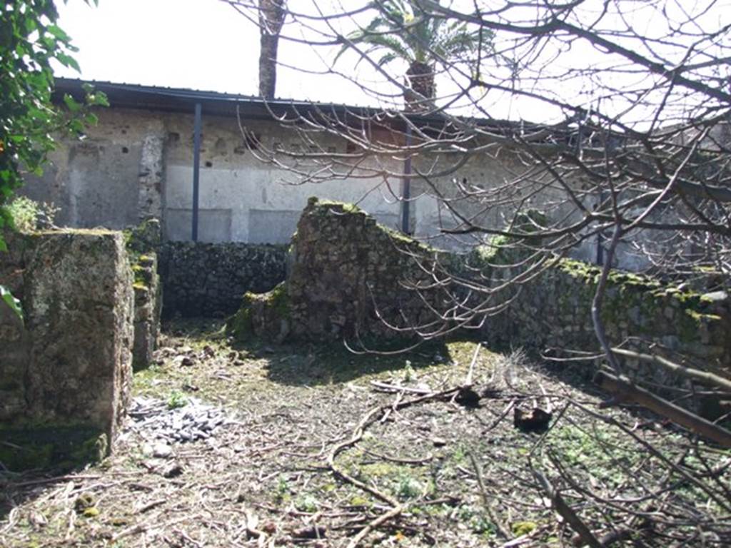 V.4.13 Pompeii.  March 2009.  Looking south across atrium or light yard.