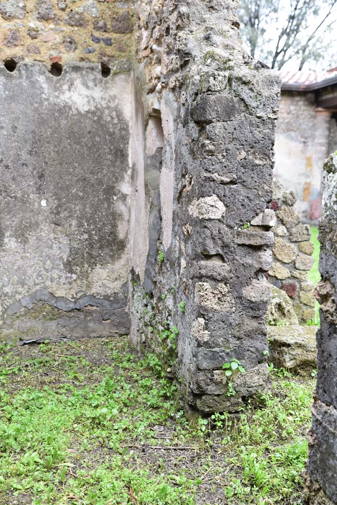 V.4.a Pompeii. March 2018. Room ‘q’, south-east corner of kitchen, with doorway to room ‘p’.
Foto Annette Haug, ERC Grant 681269 DÉCOR.
