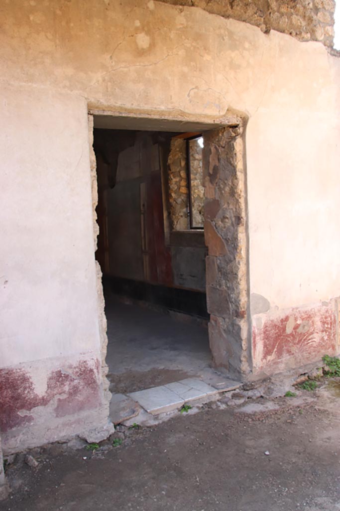 V.4.a Pompeii. October 2023. Room ‘s’, looking towards doorway. Photo courtesy of Klaus Heese.