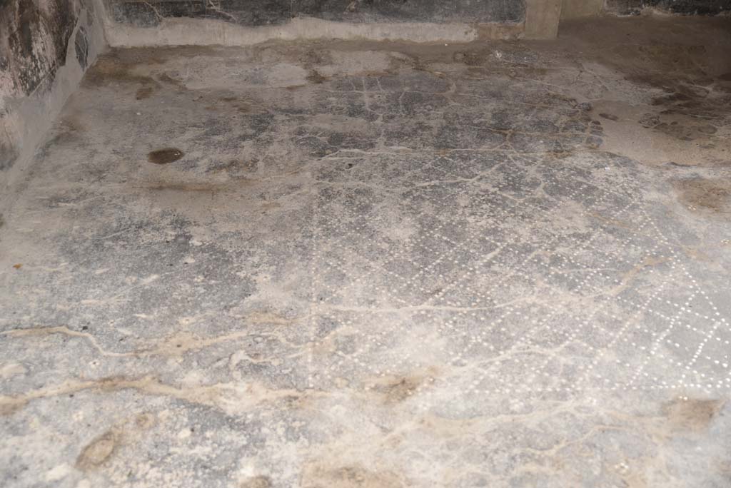 V.4.a Pompeii. March 2018. Room ‘f’, detail of flooring.
Foto Annette Haug, ERC Grant 681269 DÉCOR.
