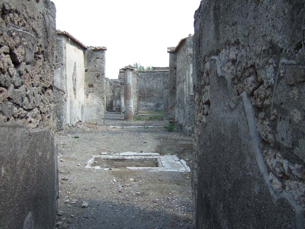 VI.2.16 Pompeii. September 2005. Looking east from entrance fauces across atrium and impluvium.
