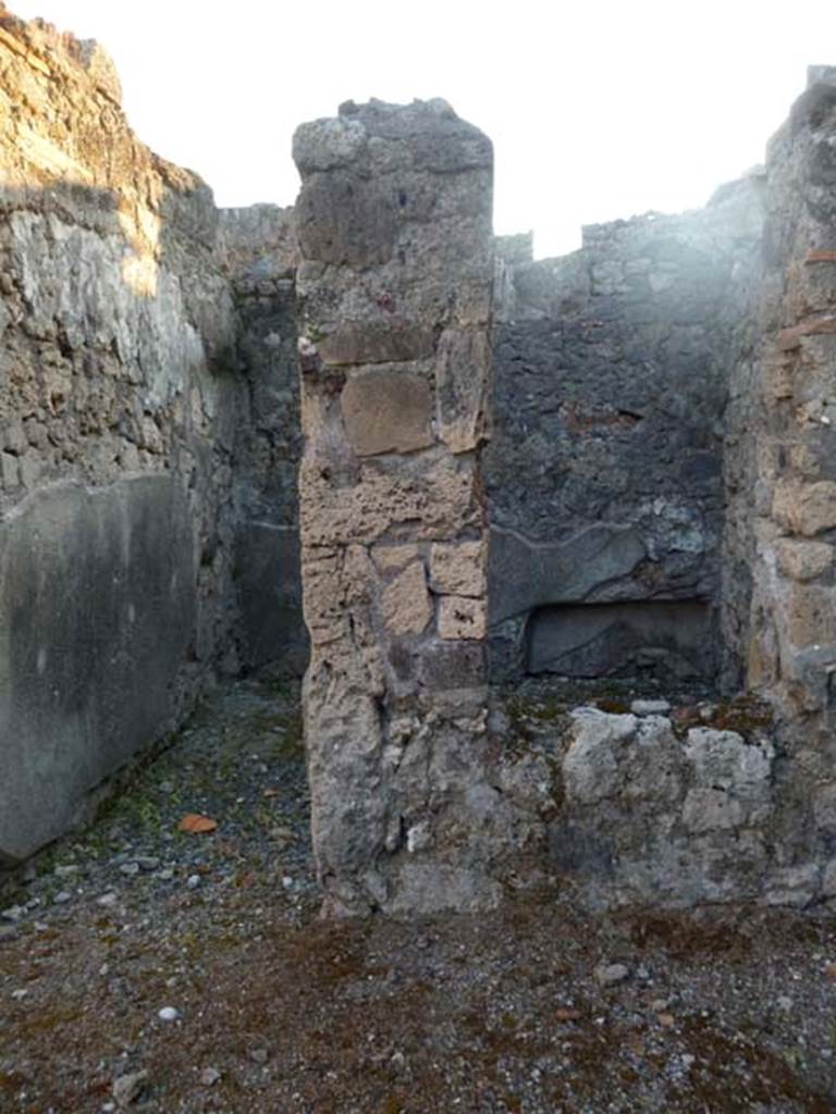 VI.2.16 Pompeii. May 2011. Looking west to doorway and window in cubiculum looking into atrium.
At the north end of the west wall, the bed recess can be seen.
This cubiculum was in the north-west corner of the atrium, on the north side of the entrance corridor.