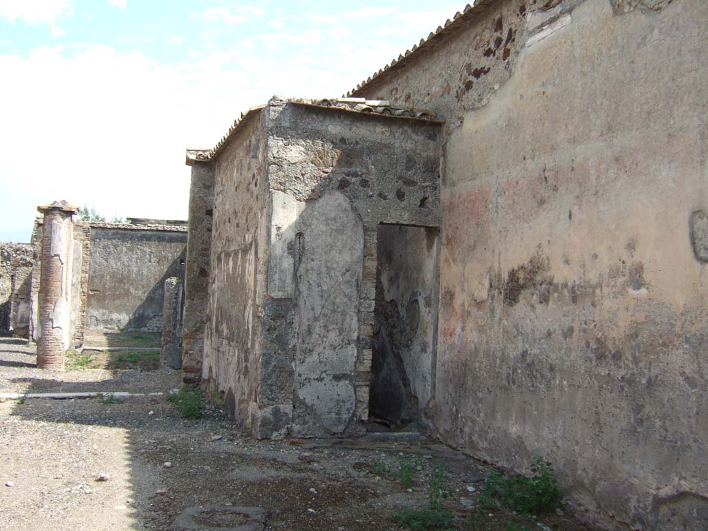 VI.2.16 Pompeii. September 2005. Looking east across atrium towards south wall of atrium and tablinum, on right.
According to PPM (1979) –
“On the south wall of the atrium, in addition to being able to see the zoccolo/dado, you could still see the traces of the candelabra that crossed the compartments of the middle area and which supported the painted squares in the upper area.”
See Carratelli, G. P., 1990-2003. Pompei: Pitture e Mosaici. IV. Roma: Istituto della enciclopedia italiana, (p. 207).
The doorway led to a second set of stairs to the upper floor with the outline of the stairs visible on the south wall.
Under these stairs was an area used as a storeroom, according to Fiorelli.