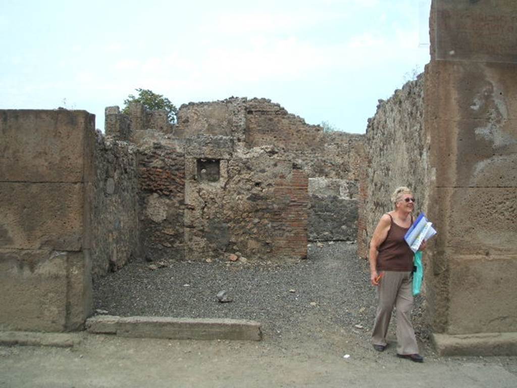 VI.6.3 Pompeii. Shop.  May 2005.  Entrance.