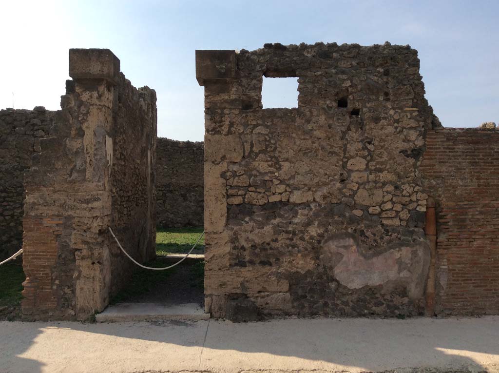 VI.7.9 Pompeii. October 2017. Looking west towards entrance doorway, and detail from wall on north of doorway.
Foto Taylor Lauritsen, ERC Grant 681269 DÉCOR.
