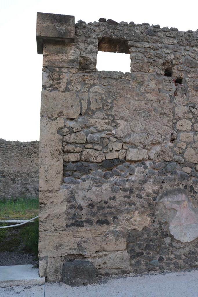 VI.7.9 Pompeii. December 2018. 
Front facade on north side of entrance doorway. Photo courtesy of Aude Durand.

