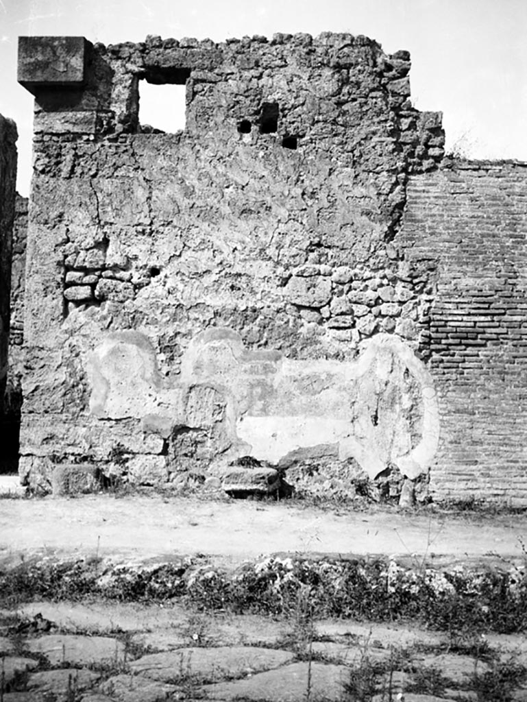 VI.7.9 Pompeii. W.1300. Façade on north side of entrance doorway.
Photo by Tatiana Warscher. Photo © Deutsches Archäologisches Institut, Abteilung Rom, Arkiv. 
