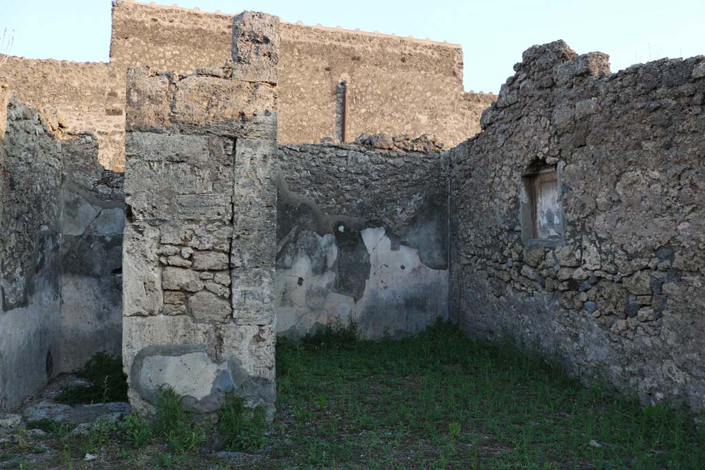 VI.7.9 Pompeii. December 2018. 
Looking towards south side of atrium, with doorway to cubiculum with two windows, and doorway to south ala. 
Photo courtesy of Aude Durand.
