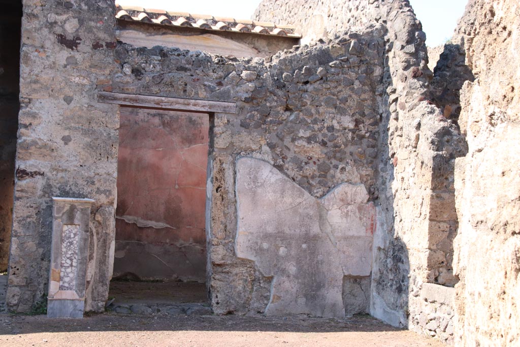 VI.7.23 Pompeii. October 2022. North-west corner of atrium with doorway into cubiculum. Photo courtesy of Klaus Heese. 