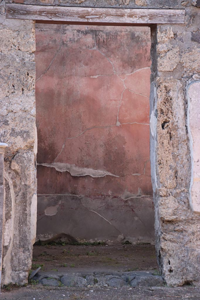 VI.7.23 Pompeii. October 2022. 
Looking through doorway into cubiculum and towards lower west wall. Photo courtesy of Klaus Heese. 
