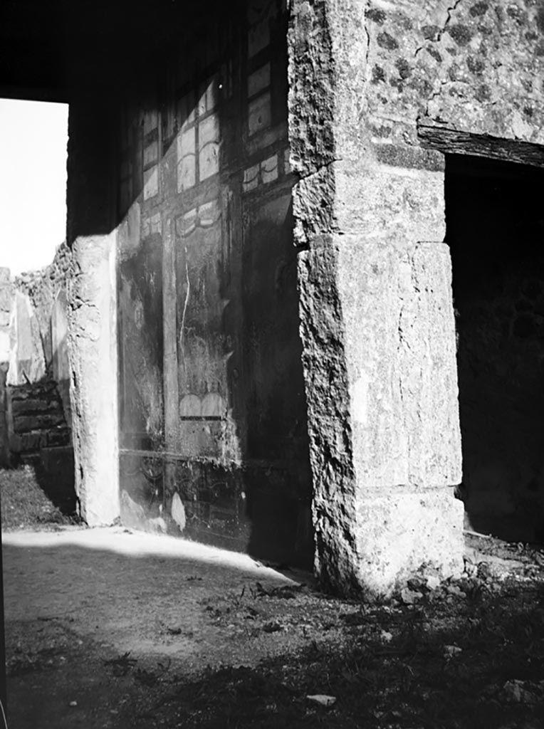 VI.7.23 Pompeii. W.1162. South wall of tablinum, looking east towards atrium and steps in south-east corner. 
Photo by Tatiana Warscher. Photo © Deutsches Archäologisches Institut, Abteilung Rom, Arkiv.
