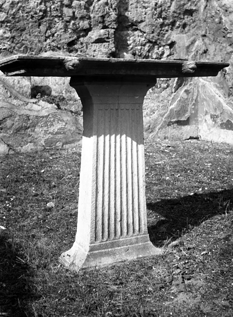 VI.7.23 Pompeii.  W.1175. Marble table with small lions’ heads.
Photo by Tatiana Warscher. Photo © Deutsches Archäologisches Institut, Abteilung Rom, Arkiv.

