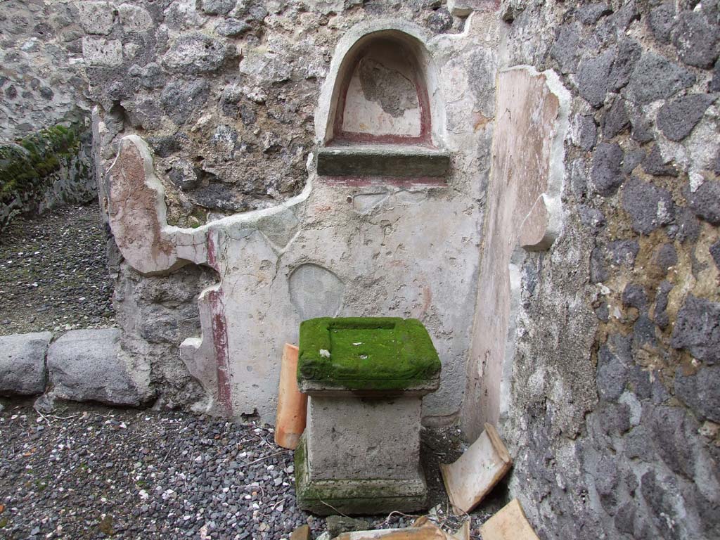 VI.7.23 Pompeii. December 2006. Kitchen, household altar and niche on north wall of kitchen.