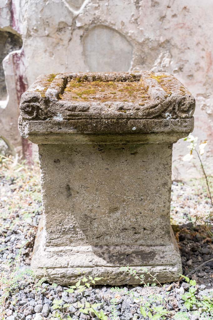 VI.7.23 Pompeii. July 2021. Front of altar. Photo courtesy of Johannes Eber.