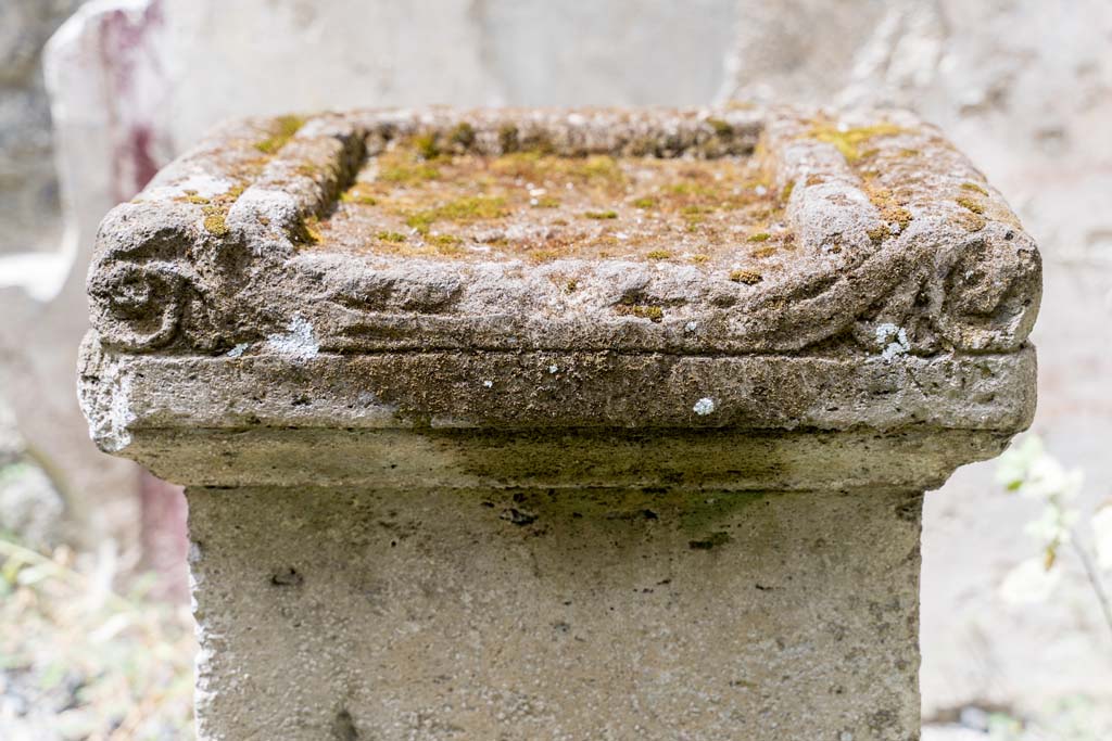 VI.7.23 Pompeii. July 2021. Detail of side top of altar. Photo courtesy of Johannes Eber.