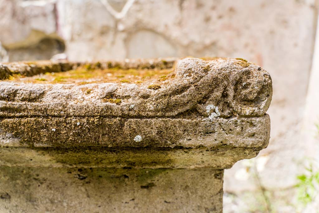 VI.7.23 Pompeii. July 2021. Detail of decoration on top of altar. Photo courtesy of Johannes Eber.