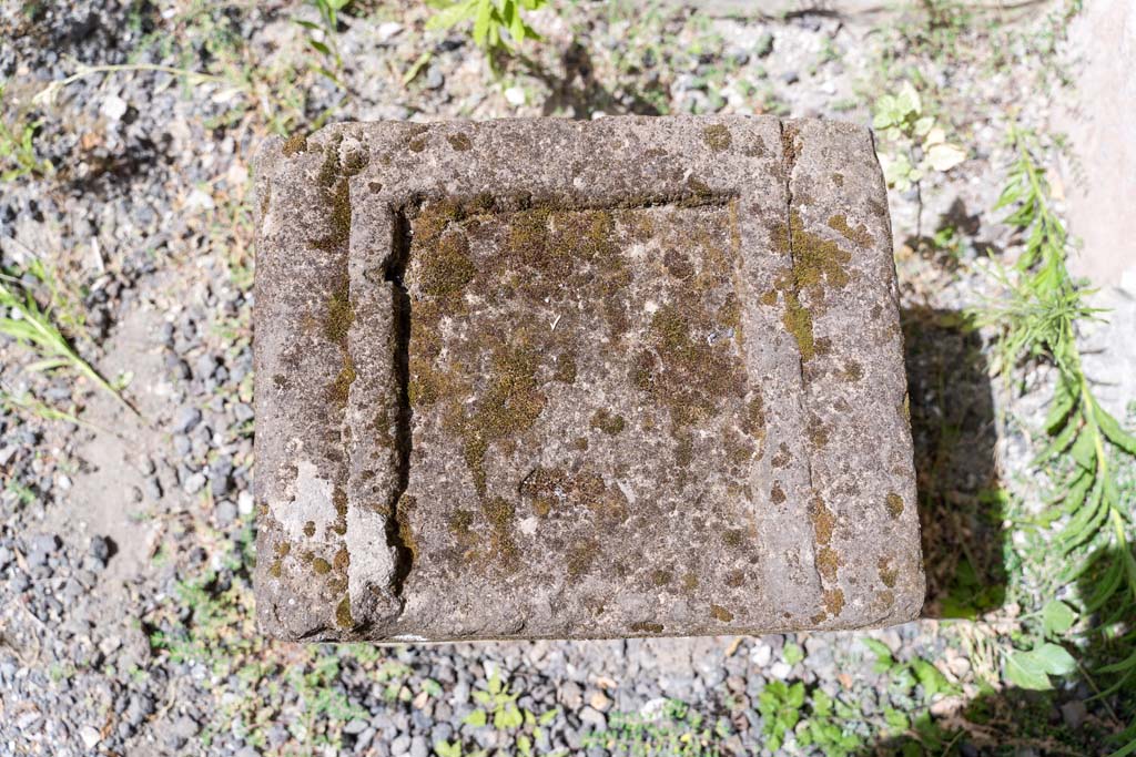 VI.7.23 Pompeii. July 2021. Top of altar. Photo courtesy of Johannes Eber.