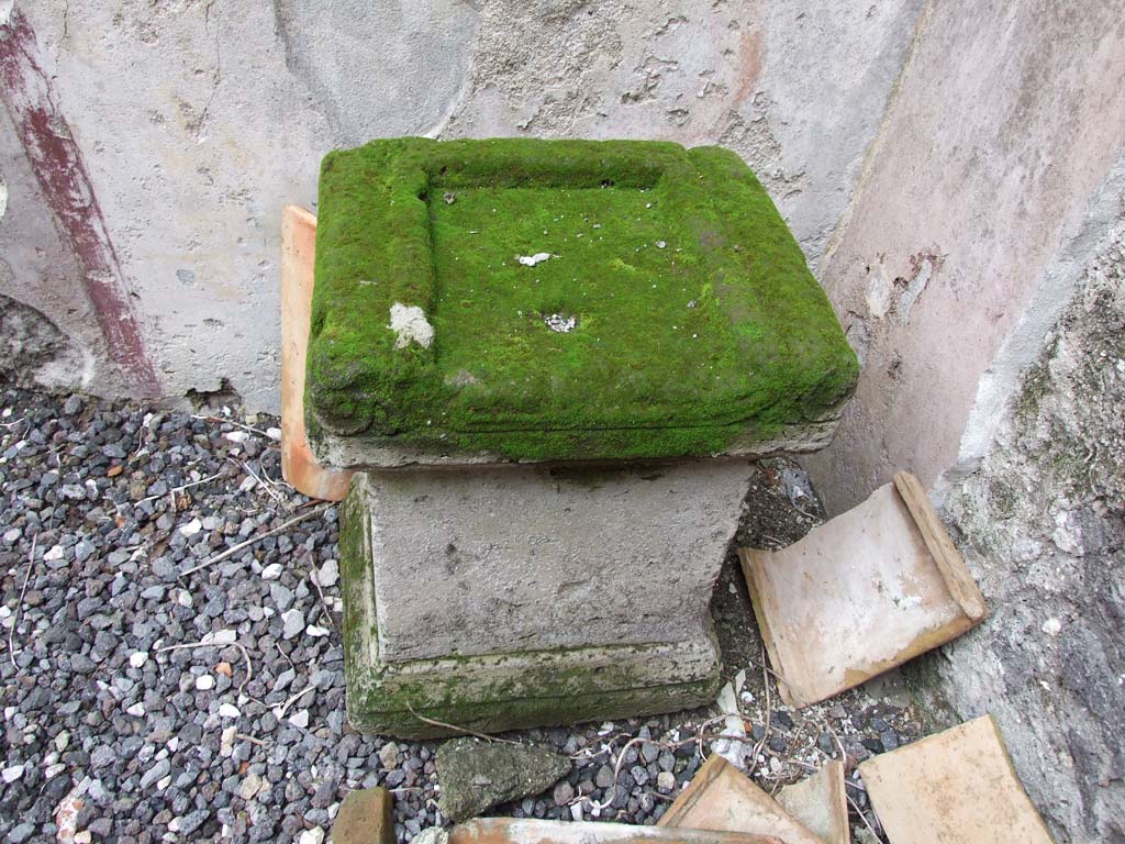 VI.7.23 Pompeii. December 2006. Kitchen, altar near north wall of kitchen.