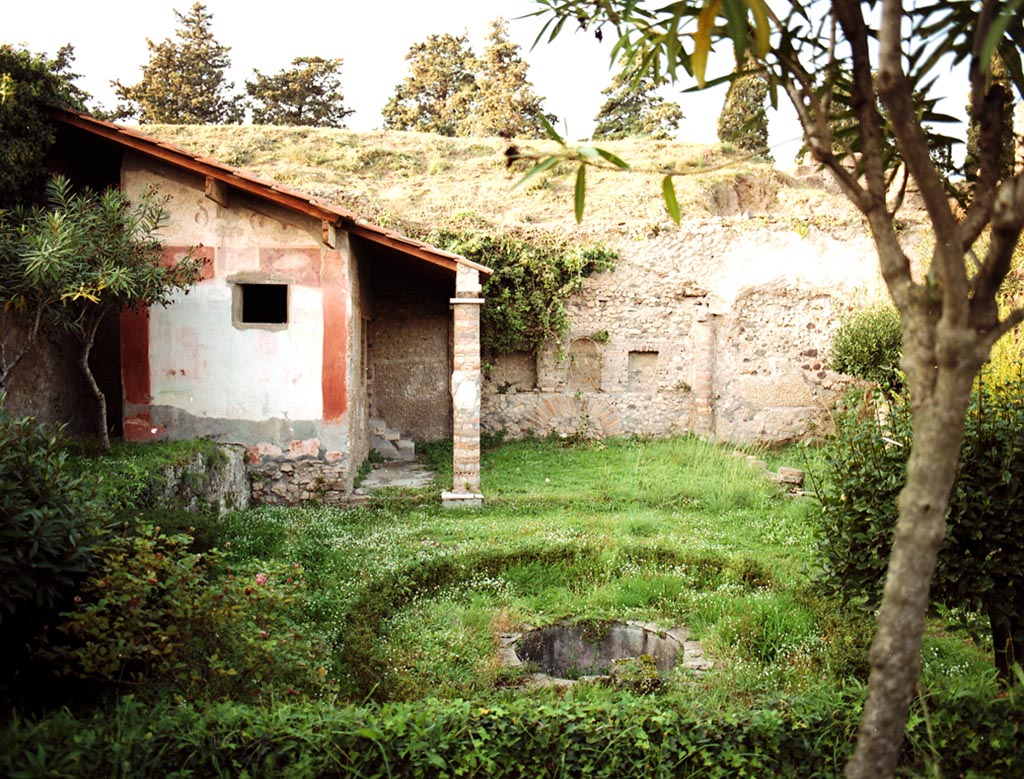 VI.7.23 Pompeii. 1984. Looking north into garden. Photo courtesy of Espen B. Andersson.