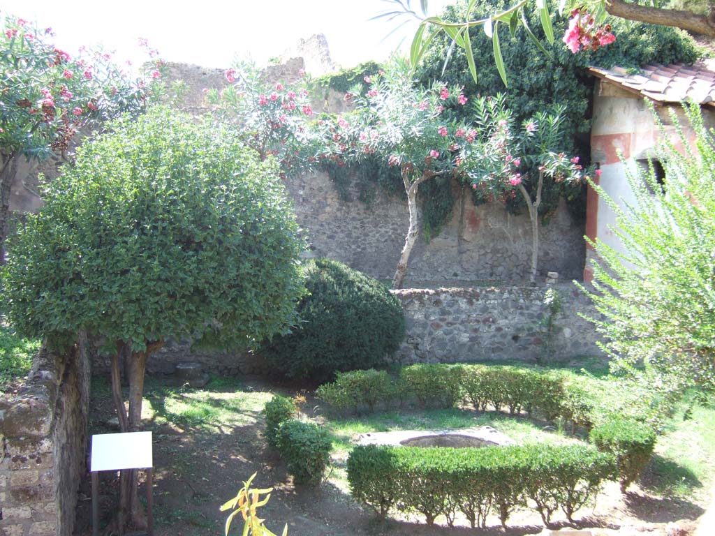 VI.7.23 Pompeii. September 2005. Looking west across garden from VI.7.25.