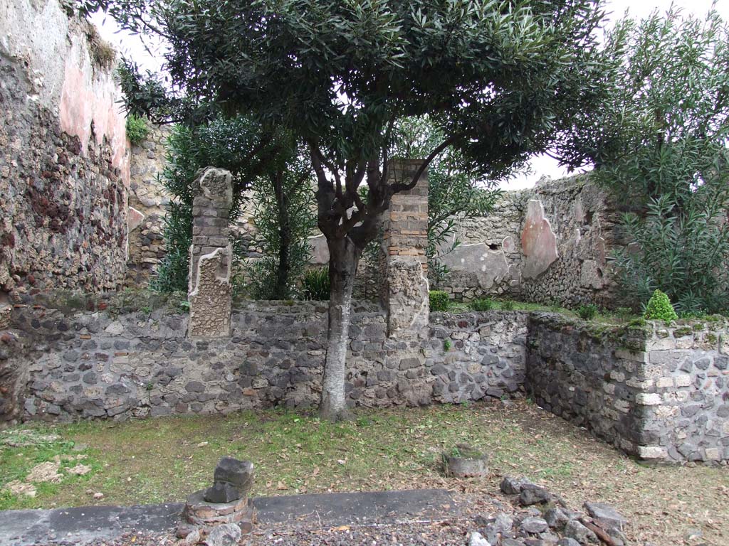 VI.7.23 Pompeii. December 2006. Looking east from summer triclinium showing painted plaster walls of garden.