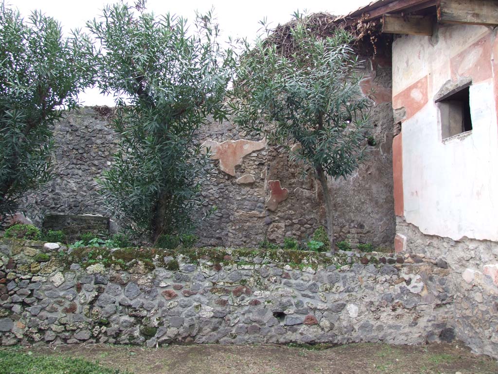 VI.7.23 Pompeii. December 2006. Looking west. Garden terrace showing painted plaster walls, and the bedroom in the north-west corner.