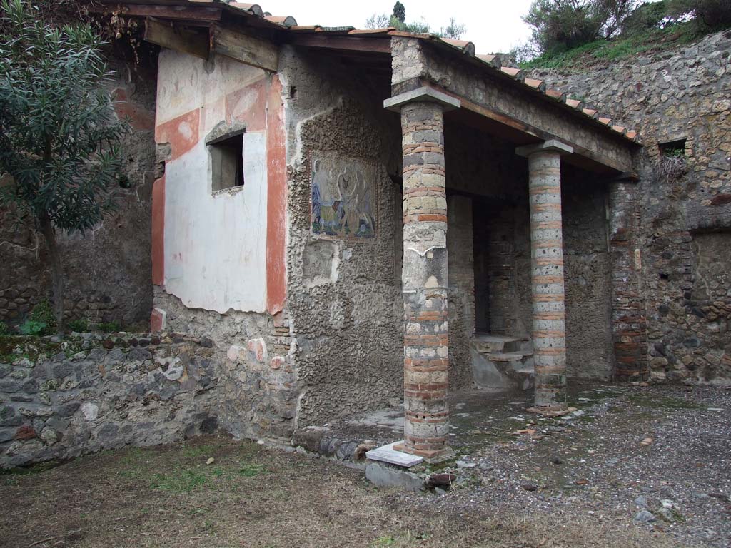 VI.7.23 Pompeii. December 2006. Bedroom in north-west corner of garden.
According to Rostovtsev (Rostowzew), a large sacred landscape filled the outside south wall.
See Rostowzew, M., 1911. Die hellenistisch-römische Architekturlandschaft: Mitteilungen des Kaiserlich Deutschen Archaeologischen Instituts, Roemische Abtheilung Volume XXVI,  (p. 78, abb. 45).
