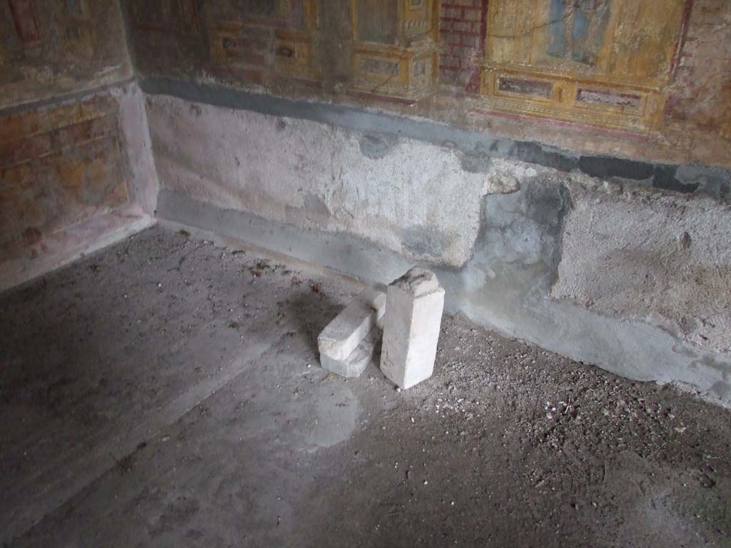 VI.7.23 Pompeii. December 2006. Cubiculum. Lower north wall, west alcove.