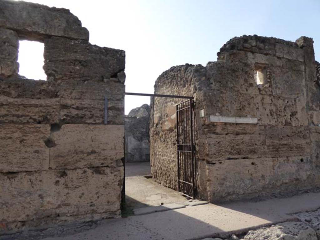 VI.7.23 Pompeii. October 2014. Entrance doorway on Via Mercurio. Photo courtesy of Michael Binns.
