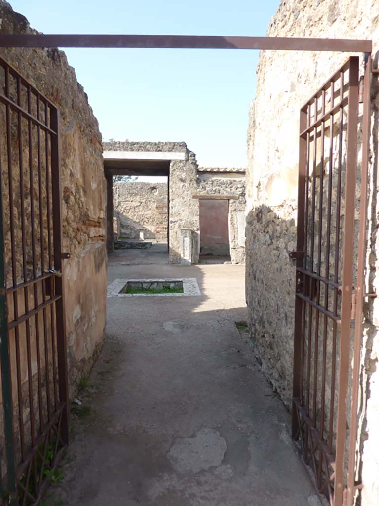 VI.7.23 Pompeii. October 2014. Looking west through entrance doorway.
Foto Annette Haug, ERC Grant 681269 DÉCOR.

