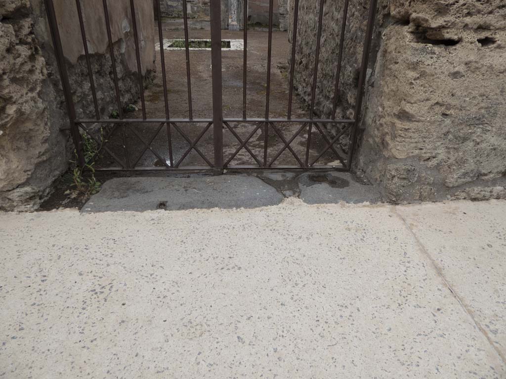 VI.7.23 Pompeii. September 2017. Entrance doorway, doorway threshold, and pavement in Via di Mercurio.
Foto Annette Haug, ERC Grant 681269 DÉCOR.

