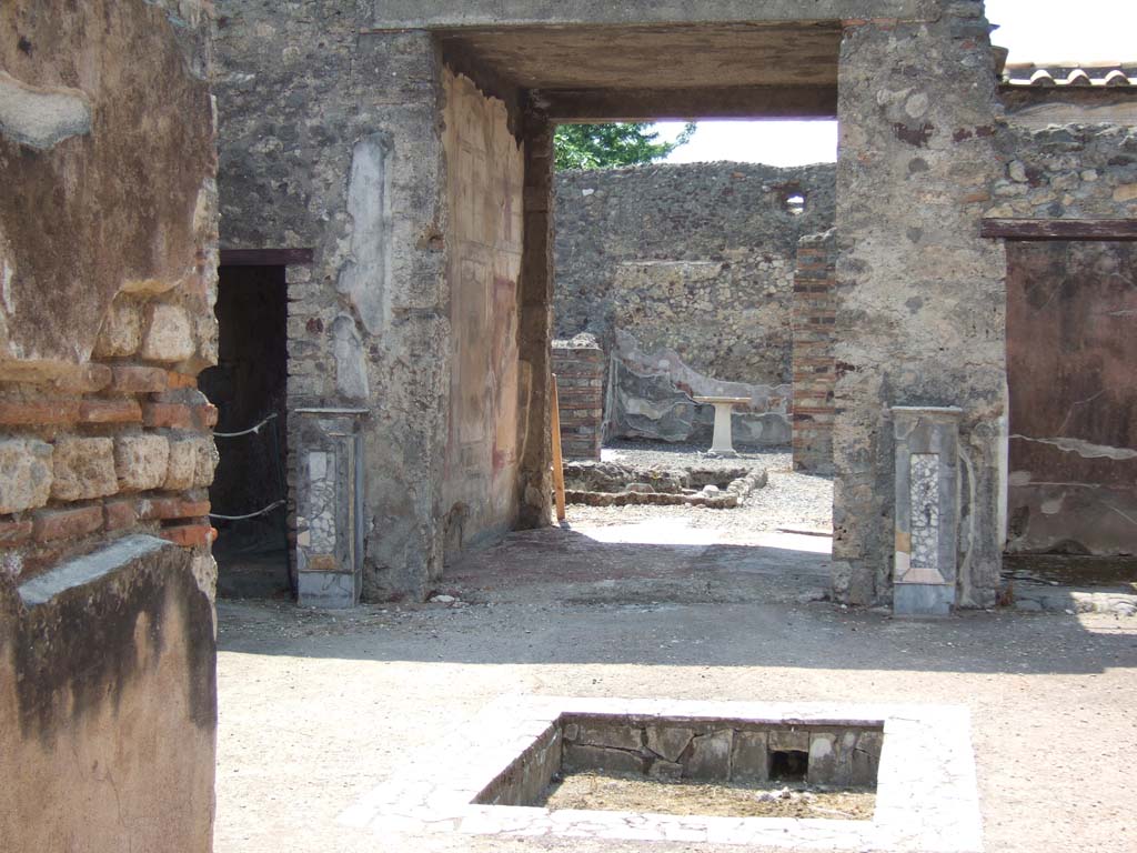 VI.7.23 Pompeii. May 2006. Looking west across atrium, from entrance corridor.