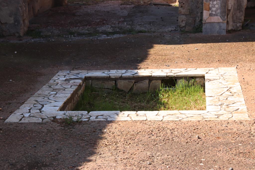 VI.7.23 Pompeii. October 2022. Looking west across impluvium in atrium from entrance doorway. Photo courtesy of Klaus Heese. 