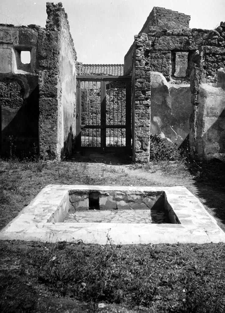 VI.7.23 Pompeii. W.1157. Looking east across impluvium in atrium, towards entrance corridor.
Photo by Tatiana Warscher. Photo © Deutsches Archäologisches Institut, Abteilung Rom, Arkiv.
