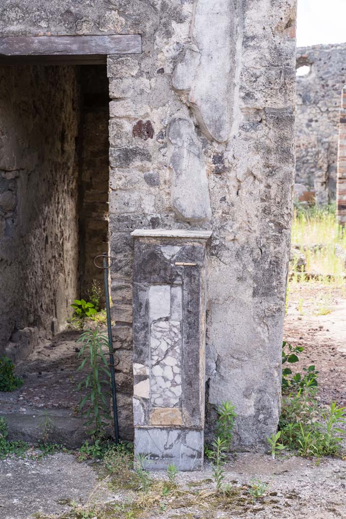 VI.7.23 Pompeii. July 2021. 
West side of atrium, detail of podium on south side of tablinum. Photo courtesy of Johannes Eber.
