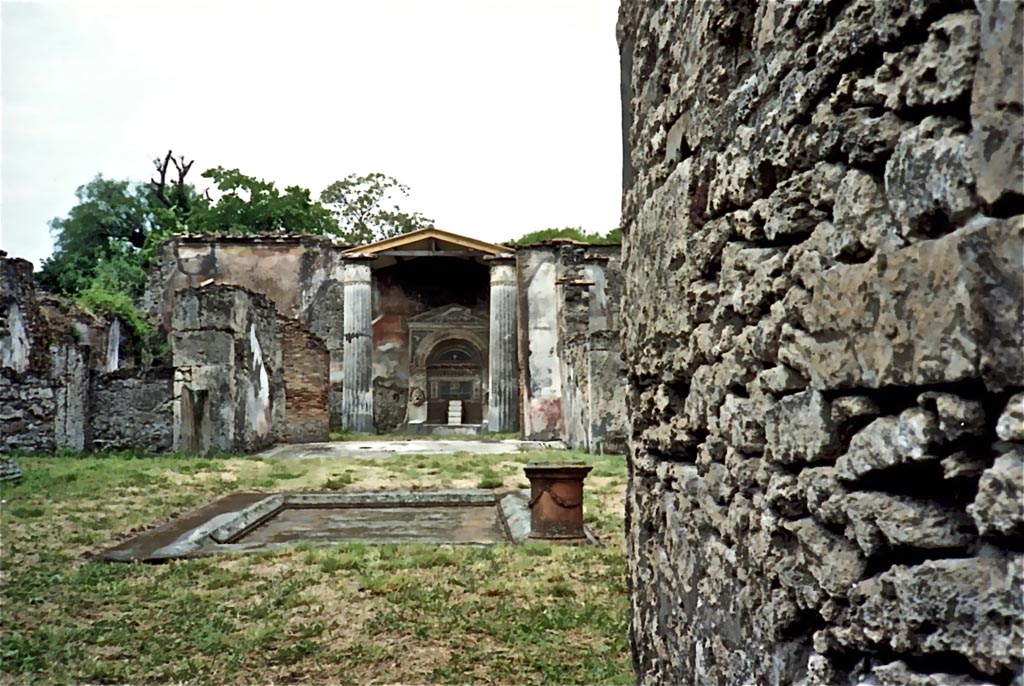 VI.8.22 Pompeii. 1989. Looking west from entrance corridor, across atrium and impluvium. Photo courtesy of Anne Fettis.